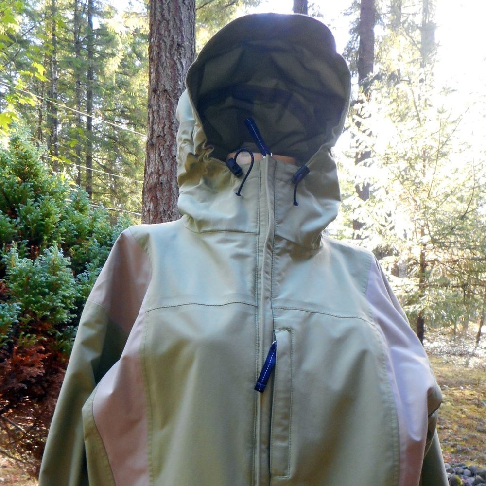 KELTY Green & Tan Nylon Jacket w/Hood. Weatherproof. Size M